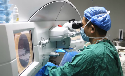 与眼镜相爱相杀10年 福州眼科医院眼底二科住院医生全王晓珍在本院接受全飞秒近视手术6.png 与眼镜相爱相杀10年 福州眼科医院眼底二科住院医生全王晓珍在本院接受全飞秒近视手术6.png