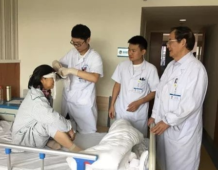 成都新利体育眼医院罗清礼院长:睑板腺癌越早发现与诊断,越早医治,其预后越好1.png 成都新利体育眼医院罗清礼院长:睑板腺癌越早发现与诊断,越早医治,其预后越好1.png