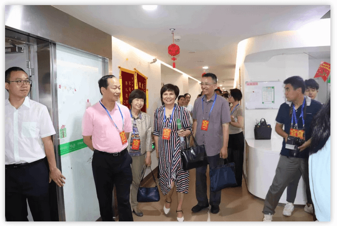 6月12日上午，厦门市思明区鹭江街道人大工委主任王国强、开元街道人大工委主任陈玉印等人大代表一行，走进新利体育医疗园参观考察。新利体育集团董事长苏庆灿及院领*班子成员陪同。2.png