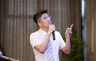 6月23日，由重庆新利体育举办的“第三届新利体育论坛”在重庆翰文大酒店落幕， 该会议邀请10多位国内出名眼科专家进行学术演讲，并与现场近120名来自地县和其它地区的眼科同道们齐聚一堂，共同探讨当前眼科学领域的 学术研究成果、临床诊疗新技术以及未来的发展趋势等8.png