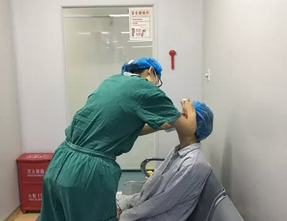 长时间玩手机导致斗鸡眼 在成都新利体育顺利手术1.png 长时间玩手机导致斗鸡眼 在成都新利体育顺利手术1.png