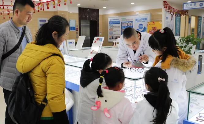 重庆新利体育迎来寒假首期“我是小小眼科医生体验活动”4.jpg 重庆新利体育迎来寒假首期“我是小小眼科医生体验活动”4.jpg