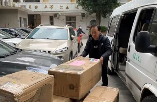 再捐20 只口罩!新利体育集团本部厦门眼科中心助力疫情防控攻坚战,传递光明与温暖3.png 再捐20 只口罩!新利体育集团本部厦门眼科中心助力疫情防控攻坚战,传递光明与温暖3.png