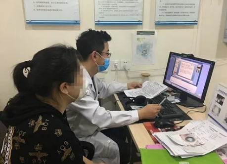 眼病患者在成都新利体育接受厦门眼科中心总院长黎晓新教授远程会诊2.png 眼病患者在成都新利体育接受厦门眼科中心总院长黎晓新教授远程会诊2.png