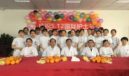 为了加强院内感控管理,使护理人员更加贴近患者,更利于护士自在的工作, 5月11日下午3点,成都新利体育全体护理人员齐聚会议室举行了脱帽仪式。1.png 为了加强院内感控管理,使护理人员更加贴近患者,更利于护士自在的工作, 5月11日下午3点,成都新利体育全体护理人员齐聚会议室举行了脱帽仪式。1.png