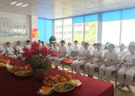 为了加强院内感控管理,使护理人员更加贴近患者,更利于护士自在的工作, 5月11日下午3点,成都新利体育全体护理人员齐聚会议室举行了脱帽仪式。2.png 为了加强院内感控管理,使护理人员更加贴近患者,更利于护士自在的工作, 5月11日下午3点,成都新利体育全体护理人员齐聚会议室举行了脱帽仪式。2.png