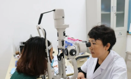 显微镜下,精细守护“心灵之窗” 专访重庆新利体育眼底“光明使者”——陈少军教授1.png 显微镜下,精细守护“心灵之窗” 专访重庆新利体育眼底“光明使者”——陈少军教授1.png