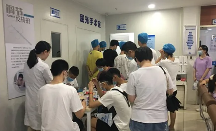 进入高峰期 成都新利体育提醒近视手术朋友提前预约2.png