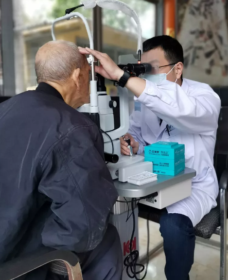 爱心传递进公园——莆田眼科医院爱眼护眼暖人心在凤凰山公园开展了“护眼爱眼进公园,情意暖人心”活动,主要服务项目包括眼视力测试、眼压、裂隙灯检查及白内障、翼状胬肉等眼科疾病筛查、眼保健咨询服务等2.png 爱心传递进公园——莆田眼科医院爱眼护眼暖人心在凤凰山公园开展了“护眼爱眼进公园,情意暖人心”活动,主要服务项目包括眼视力测试、眼压、裂隙灯检查及白内障、翼状胬肉等眼科疾病筛查、眼保健咨询服务等2.png