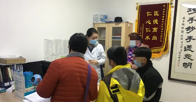 伟大伯母四处借钱为侄儿做近视手术 成都新利体育:手术费免了!2.png 伟大伯母四处借钱为侄儿做近视手术 成都新利体育:手术费免了!2.png