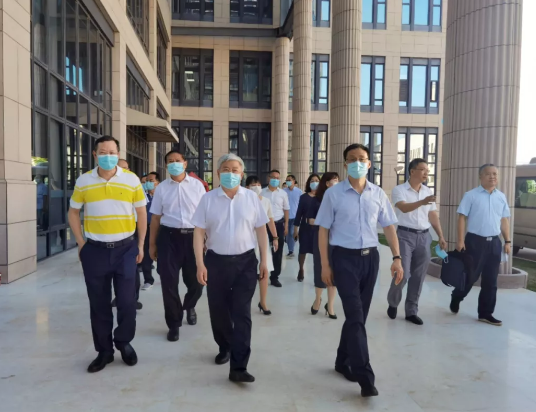 福建省副省长崔永辉陪同刘永富主任考察新利体育集团本部厦门大学附属厦门眼科中心1.png 福建省副省长崔永辉陪同刘永富主任考察新利体育集团本部厦门大学附属厦门眼科中心1.png