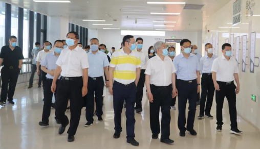 福建省副省长崔永辉陪同刘永富主任考察新利体育集团本部厦门大学附属厦门眼科中心3.png 福建省副省长崔永辉陪同刘永富主任考察新利体育集团本部厦门大学附属厦门眼科中心3.png