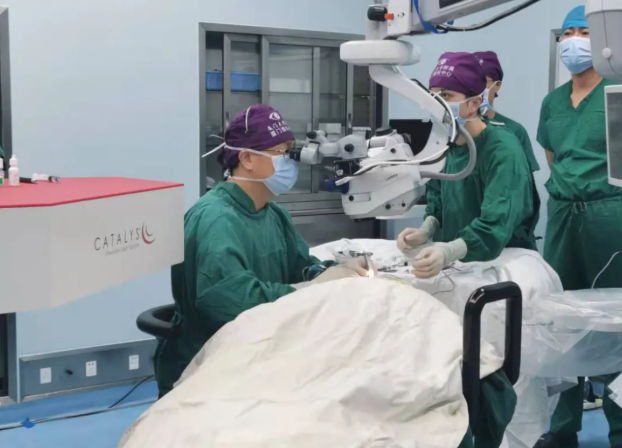 !我院张广斌教授再登全国眼科盛会直播,技术获赞“非常漂亮”!2.png !我院张广斌教授再登全国眼科盛会直播,技术获赞“非常漂亮”!2.png