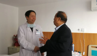 眼科博士徐惠民凭啥能有那么多“铁杆粉丝”...... —— 一位郑州新利体育医生的真实故事之三1.png 眼科博士徐惠民凭啥能有那么多“铁杆粉丝”...... —— 一位郑州新利体育医生的真实故事之三1.png