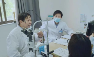 眼科博士徐惠民凭啥能有那么多“铁杆粉丝”...... —— 一位郑州新利体育医生的真实故事之三2.png 眼科博士徐惠民凭啥能有那么多“铁杆粉丝”...... —— 一位郑州新利体育医生的真实故事之三2.png