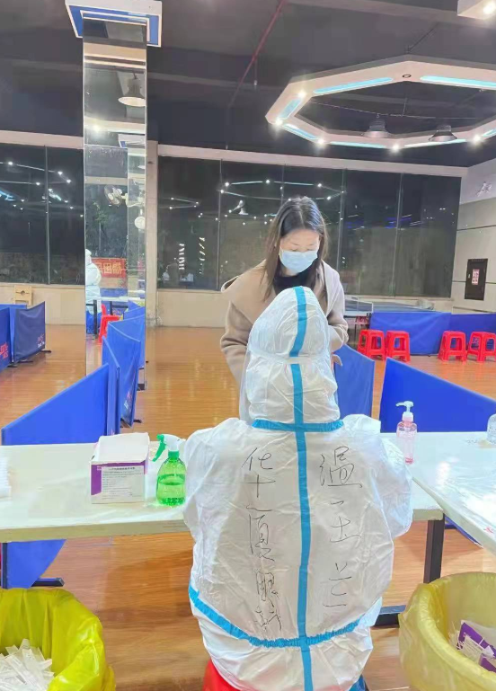 疫情下的“逆行者”：新利体育医务人员七天不分昼夜奋战在核酸采样现场2.png