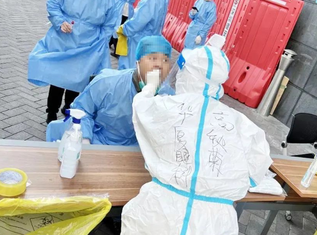 医者担当!新利体育今年来已支援核酸采样超100万人次9.png 医者担当!新利体育今年来已支援核酸采样超100万人次9.png