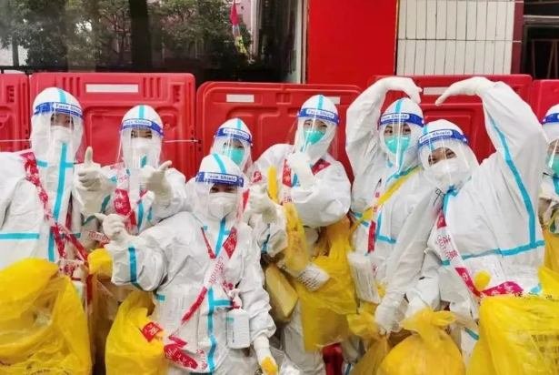 医者担当!新利体育今年来已支援核酸采样超100万人次19.png 医者担当!新利体育今年来已支援核酸采样超100万人次19.png