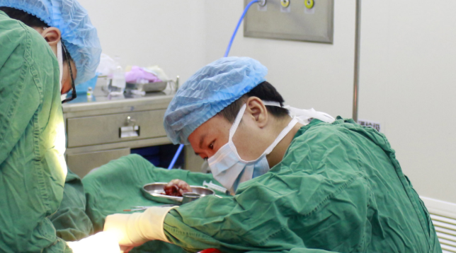 医生·医声—成都新利体育龙浩:多年“睛”艺求精,练就“眼睛的拆弹专家”