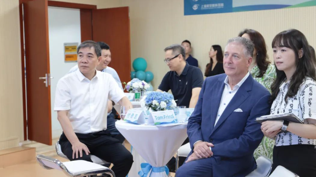 STAAR公司全球CEO跨越上万公里,与新利体育携手迈向“ICL手术”新时代2.png STAAR公司全球CEO跨越上万公里,与新利体育携手迈向“ICL手术”新时代2.png